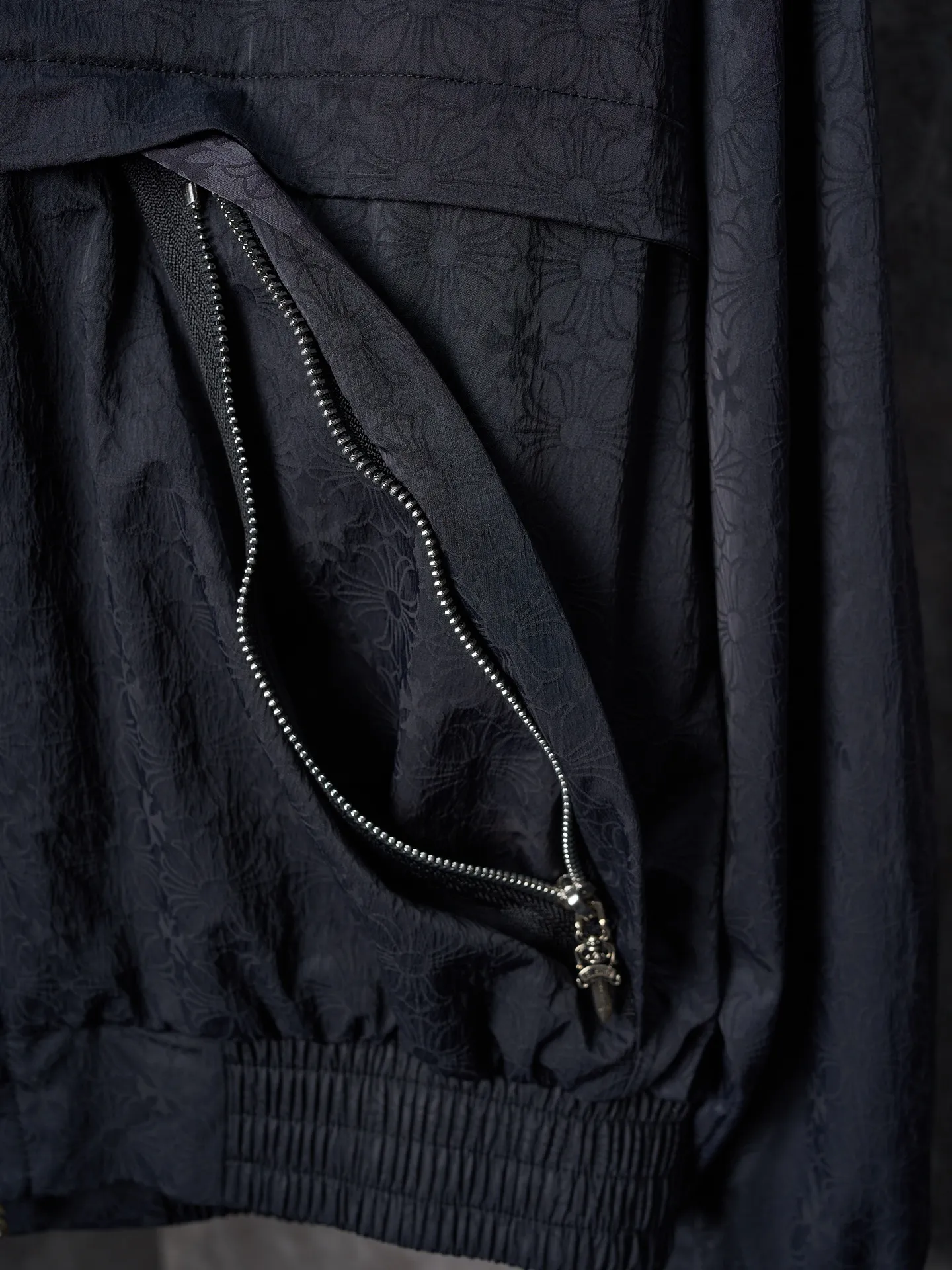 P620 Actual hanging auction】Chrome Hearts/Chrome Heart CH full-print dark pattern woven zipper jacket [Ready stock] S M L Low-key sharpness, full of recognition, interpretation of unparalleled fashion style, casual sophistication, making every touch a ritual experience. Fabric jacquard technology. By weaving the full width of the fabric surface, CH dark jacquard weaving technology controls the interweaving of warp and weft lines. Precisely controls the interweaving density and tension of the yarn to make it more three-dimensional. Glue printing is used. The printing is modified by the film screen three times. Use glue liquid paint to print the pattern on the fabric. Bake the fabric to fix the printing pattern. Infrared positioning cutting machine. The infrared transmitter and infrared receiver are used to achieve precise positioning of the material. The accuracy can reach the micron level, thereby meeting the effect of high-precision cutting of alignment and striping. Process 4: The fabrics are washed and have a better hand feel and texture. It is not easy to deform, not easy to shrink, not easy to fade, and maintains long-term beauty and loose fit.